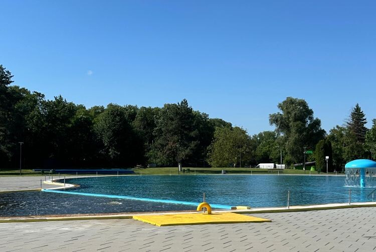 A medencéket előkészítették, várják a csobbanókat | A polgármesteri hivatal által közzétett fotó strand