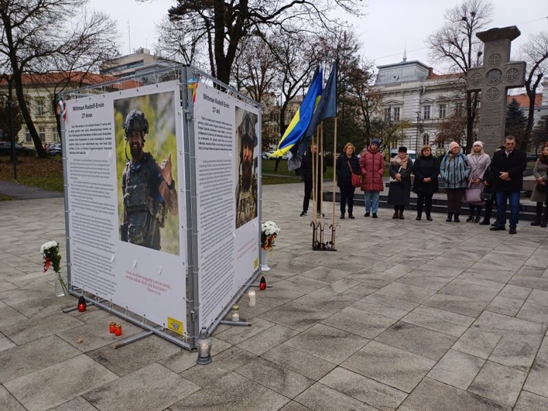 Az Eminescu (volt Salacz) parkban állították fel a kompozíciót