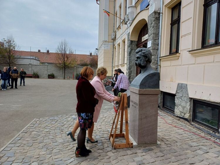 Az iskolaudvaron tavaly felállított Csiky Gergely-szobor megkoszorúzásával zárult az ünnepség