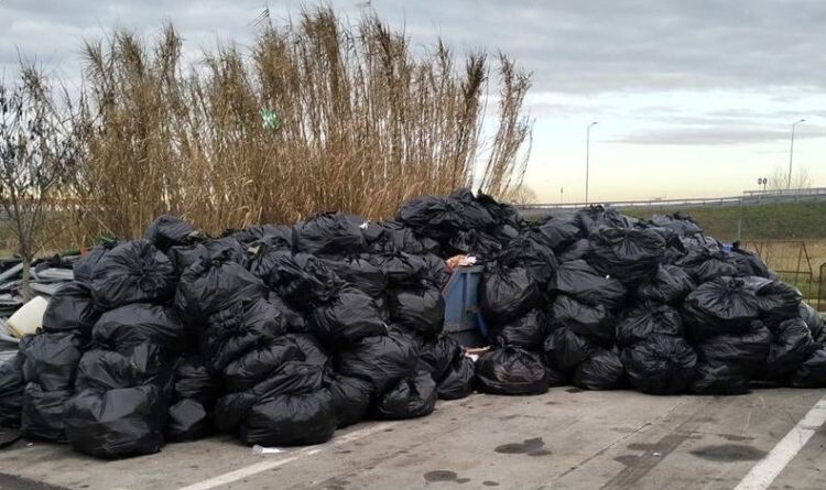 Tucatszámra gyűlnek a hulladékkal megtöltött zsákok | Fotó: DRDP