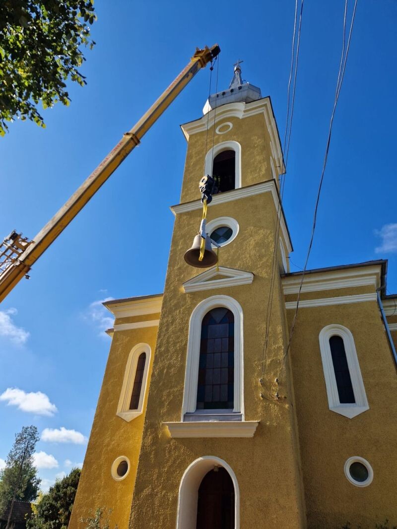 Az új harang beemelése