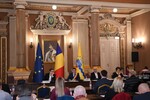 Călin Bibarț polgármester (középen) szerint elfogadható mértékű az emelés | A polgármesteri hivatal által közreadott fotó