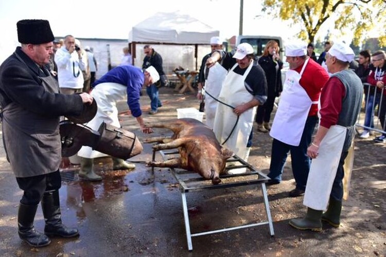 <em>Hír szerkesztése</em> Megkezdődött a Csabai Kolbászfesztivál