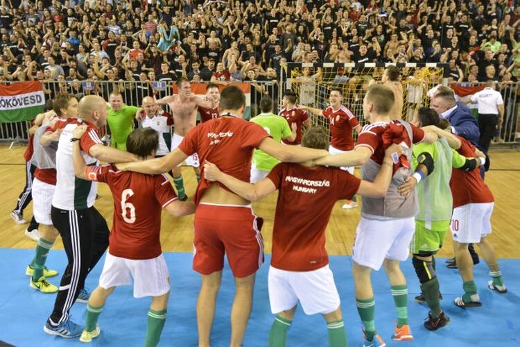 <em>Hír szerkesztése</em> Kis pályán megy: továbbjutott a románok ellen a magyar futsal-válogatott