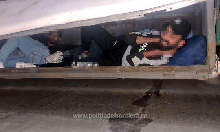 A félpótkocsi tároló rekeszeiben bújtak el | Fotó: politiadefrontiera.ro