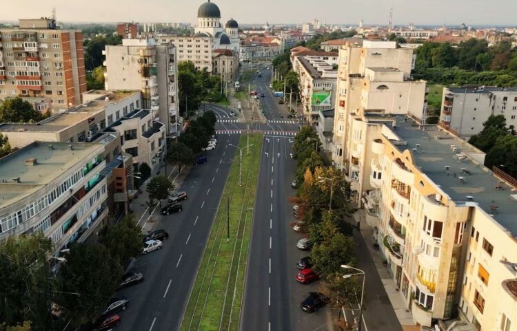 Zöldövezet a villamossín mentén a Hegyalja-térre vezető sugárúton | Fotó: Aradi Polgármesteri Hivatal 