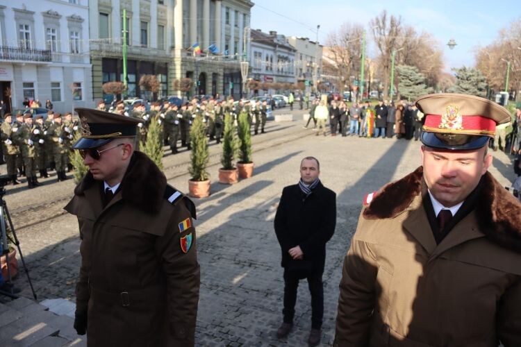 Péró Tamás alelnök koszorúz | Fotó: Arad Megyei Tanács