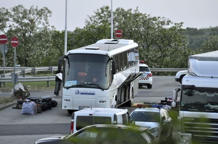 <em>Hír szerkesztése</em> „Gyanús csomag” egy román buszon, és román „házi baleset” az M5-ösön