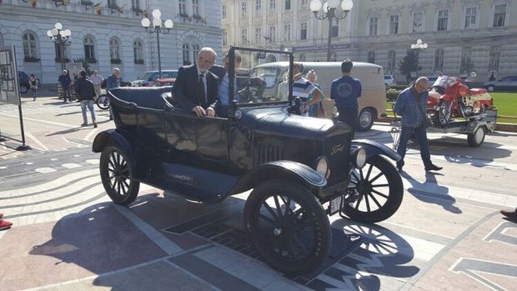 <em>Hír szerkesztése</em> Megérkeztek a veterán autók és motorbiciklik