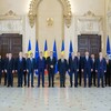 Az új kormány és Klaus Iohannis államfő az eskütétel után | Fotó: presidency.ro