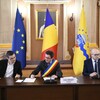 Sergiu Vlad és Lazăr Faur alpolgármesterek között Călin Bibarț polgármester a hétfői tanácsülésen | A városháza által közreadott felvétel